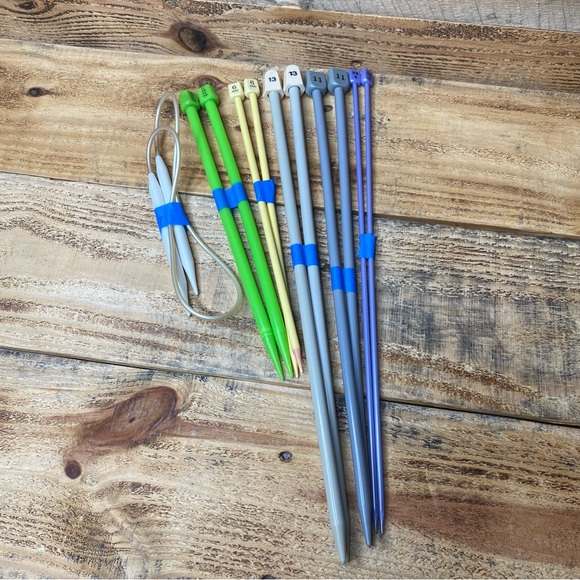 6 pair vintage plastic knitting needles sizes 6, 11, 13 and circular needles - Picture 2 of 6